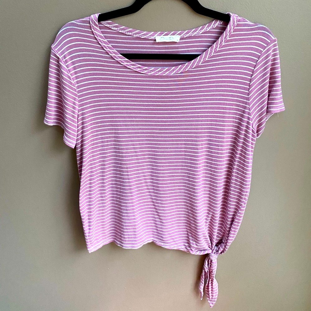 🍒Juniors’ Size Large Mauve and White Striped Knotted Tee 🍒